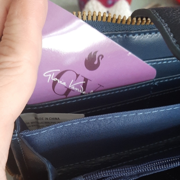 Compact Two-Tone Blue Crossbody Wallet - Picture 5 of 6